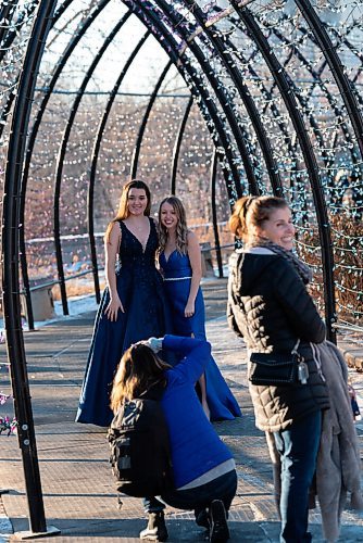 JESSE BOILY  / WINNIPEG FREE PRESS
Gillian Peterson, left, and Zoe Hegarty get some belated graduation pictures at the Forks on Sunday. Sunday, Dec. 6, 2020.
Reporter: Standups