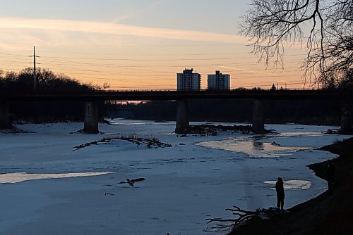 JESSE BOILY  / WINNIPEG FREE PRESS
A couple watches the sunset at Omands Creek Park on Sunday. Sunday, Dec. 6, 2020.
Reporter: Standup