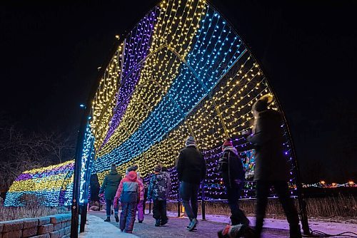 JESSE BOILY  / WINNIPEG FREE PRESS
A family walks through the canopy of lights at the Forks on Sunday. Sunday, Dec. 6, 2020.
Reporter: Standup