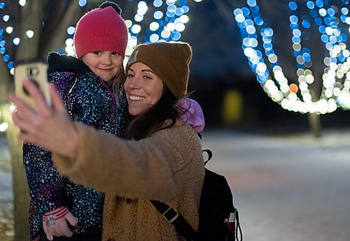 JESSE BOILY  / WINNIPEG FREE PRESS
Marie-France Desrochers and her daughter Cattleya take a selfie at the lights at the Forks on Sunday. Sunday, Dec. 6, 2020.
Reporter: Standup