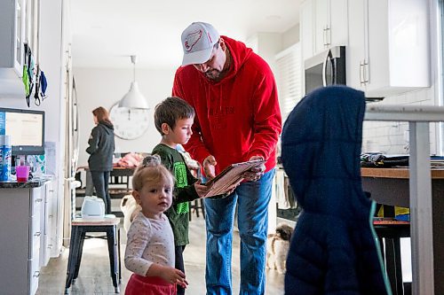 MIKAELA MACKENZIE / WINNIPEG FREE PRESS

Lloyd Pelletier helps his grandkids, Matthew (five) and Penelope (one) Sousa, at his home in Lockport on Friday, Dec. 4, 2020. For Jeff Hamilton story.

Winnipeg Free Press 2020