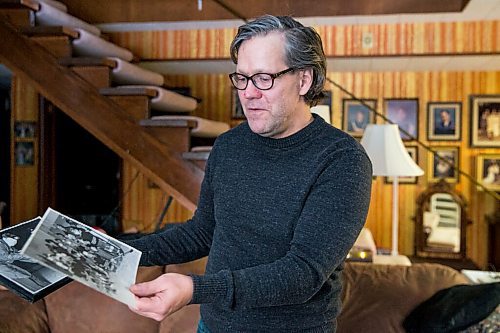 MIKAELA MACKENZIE / WINNIPEG FREE PRESS

Paul Buchanan looks through old hockey photos at his home in Winnipeg on Friday, Dec. 4, 2020. For Jeff Hamilton story.

Winnipeg Free Press 2020