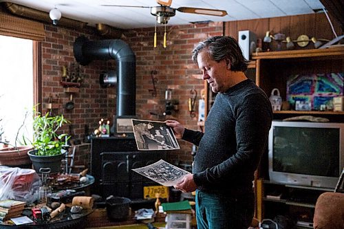 MIKAELA MACKENZIE / WINNIPEG FREE PRESS

Paul Buchanan looks through old hockey photos at his home in Winnipeg on Friday, Dec. 4, 2020. For Jeff Hamilton story.

Winnipeg Free Press 2020