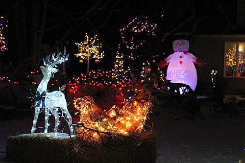 Canstar Community News Part of one Headingley residence's Christmas display. (GABRIELLE PICHÉ/CANSTAR COMMUNITY NEWS/HEADLINER)