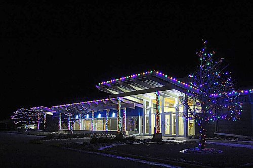 Canstar Community News Headingley Community Centre is lit up for the holiday season. (GABRIELLE PICHÉ/CANSTAR COMMUNITY NEWS/HEADLINER)