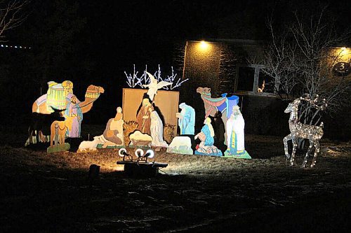 Canstar Community News This nativity scene can be seen from Roblin Boulevard. (GABRIELLE PICHÉ/CANSTAR COMMUNITY NEWS/HEADLINER)