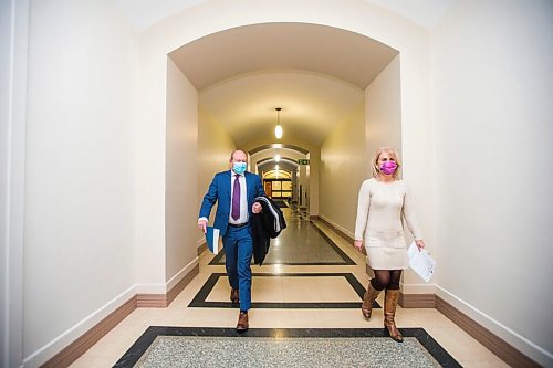 MIKAELA MACKENZIE / WINNIPEG FREE PRESS

Dr. Brent Roussin, chief public health officer, and Lanette Siragusa, chief nursing officer, provide their COVID-19 update at the Manitoba Legislative Building in Winnipeg on Monday, Dec. 7, 2020. For Larry Kusch story.

Winnipeg Free Press 2020