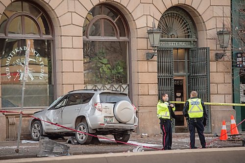 Mike Sudoma / Winnipeg Free Press
Winnipeg Police respond to a traffic collision involving one car on Main Street Monday afternoon. The accident was said to have happened around 130 pm.
December 7, 2020
