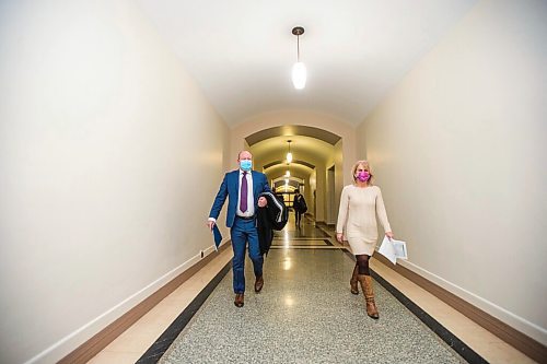 MIKAELA MACKENZIE / WINNIPEG FREE PRESS

Dr. Brent Roussin, chief public health officer, and Lanette Siragusa, chief nursing officer, provide their COVID-19 update at the Manitoba Legislative Building in Winnipeg on Monday, Dec. 7, 2020. For Larry Kusch story.

Winnipeg Free Press 2020