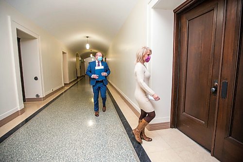 MIKAELA MACKENZIE / WINNIPEG FREE PRESS

Dr. Brent Roussin, chief public health officer, and Lanette Siragusa, chief nursing officer, provide their COVID-19 update at the Manitoba Legislative Building in Winnipeg on Monday, Dec. 7, 2020. For Larry Kusch story.

Winnipeg Free Press 2020