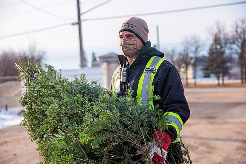 MIKAELA MACKENZIE / WINNIPEG FREE PRESS

Ray DuBois, owner of Ron Paul Garden Centre, picks up a pre-sold tree in Winnipeg on Monday, Dec. 7, 2020. He sold out Saturday and has never seen anything like it. For Doug Speirs story.

Winnipeg Free Press 2020