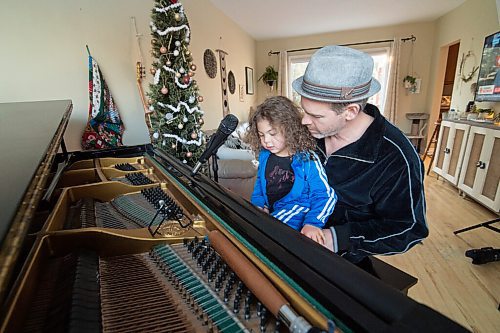 Mike Sudoma / Winnipeg Free Press
Local Pianist, Matt Budoloski and his son Duke play Christmas tunes on their living room piano Sunday afternoon.
December 7, 2020