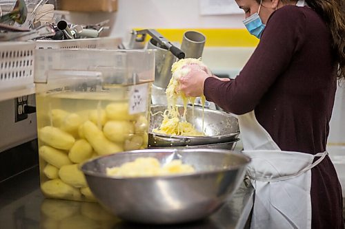 MIKAELA MACKENZIE / WINNIPEG FREE PRESS

Rossara Vizhgorodsky squeezes the liquid out of the grated potatoes for latkes at Bernstein's Deli in Winnipeg on Tuesday, Dec. 8, 2020. For Eva Wasney story.

Winnipeg Free Press 2020