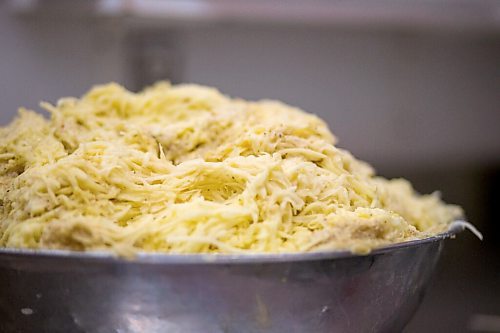 MIKAELA MACKENZIE / WINNIPEG FREE PRESS

Latkes are made at Bernstein's Deli in Winnipeg on Tuesday, Dec. 8, 2020. For Eva Wasney story.

Winnipeg Free Press 2020