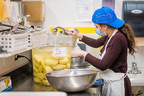 MIKAELA MACKENZIE / WINNIPEG FREE PRESS

Rossara Vizhgorodsky grates potatoes for latkes at Bernstein's Deli in Winnipeg on Tuesday, Dec. 8, 2020. For Eva Wasney story.

Winnipeg Free Press 2020
