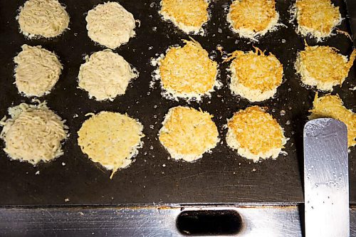 MIKAELA MACKENZIE / WINNIPEG FREE PRESS

Latkes are made at Bernstein's Deli in Winnipeg on Tuesday, Dec. 8, 2020. For Eva Wasney story.

Winnipeg Free Press 2020