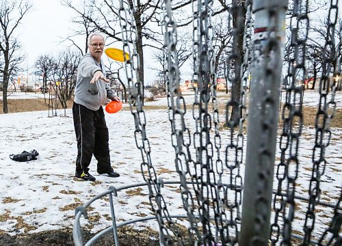 RUTH BONNEVILLE / WINNIPEG FREE PRESS

Local - Weather Standup

Henry Friesen plays disk golf with his son  at Happyland Park without the usual winter clothing on Tuesday. 

Dec 8th,. 2020