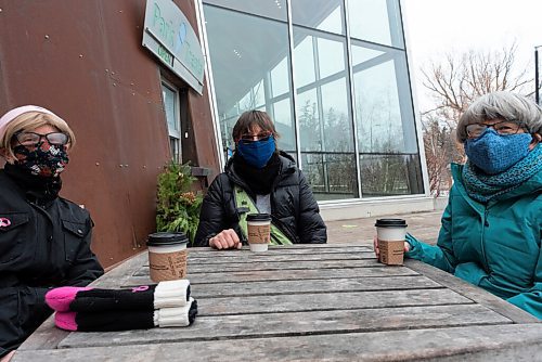 JESSE BOILY  / WINNIPEG FREE PRESS
(Left to right) Linda Key, Debbie Burns, and Cheryl Taylor stops for a coffee after walk at Assiniboine Park on Tuesday. More people are spending time outside as December continues to stay a bit warmer. Tuesday, Dec. 8, 2020.
Reporter: Cody Sellar