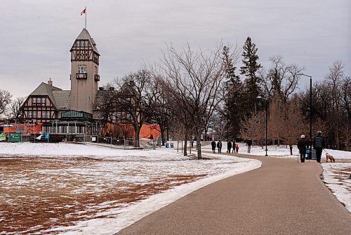 JESSE BOILY  / WINNIPEG FREE PRESS
People take to the outdoors while Winnipeg faces a warm December at Assiniboine Park on Tuesday. Tuesday, Dec. 8, 2020.
Reporter: Cody Sellar