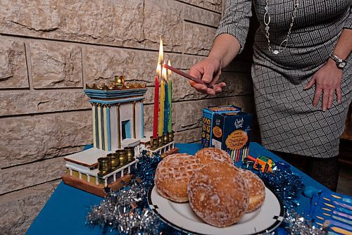 JESSE BOILY  / WINNIPEG FREE PRESS
Rena Secter Elbazes display outside her home shows some of the items that have been unavailable for people to purchase before Hanukkah, outside her home on Tuesday. Tuesday, Dec. 8, 2020.
Reporter: Brenda Suderman