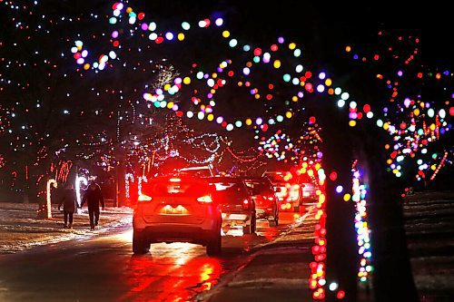 JOHN WOODS / WINNIPEG FREE PRESS
Christmas lights and vehicles fill Foxmeadow Drive and other streets in Linden Woods  in Winnipeg Tuesday, December 8, 2020. 

Reporter: Nicole