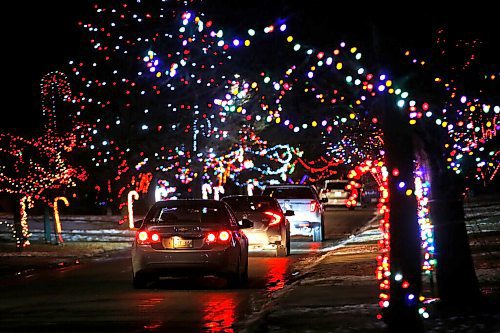 JOHN WOODS / WINNIPEG FREE PRESS
Christmas lights and vehicles fill Foxmeadow Drive and other streets in Linden Woods  in Winnipeg Tuesday, December 8, 2020. 

Reporter: Nicole