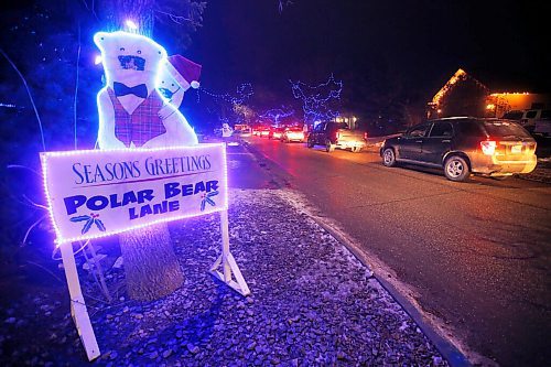 JOHN WOODS / WINNIPEG FREE PRESS
Christmas lights and vehicles fill Hennessey Drive and other streets in Linden Woods  in Winnipeg Tuesday, December 8, 2020. 

Reporter: Nicole