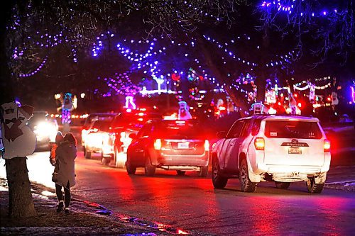 JOHN WOODS / WINNIPEG FREE PRESS
Christmas lights and vehicles fill Hennessey Drive and other streets in Linden Woods  in Winnipeg Tuesday, December 8, 2020. 

Reporter: Nicole
