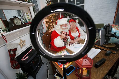 JOHN WOODS / WINNIPEG FREE PRESS
Craig and Carla Oliphant perform as Santa and Mrs Claus in their online performance at their studio in Winnipeg Tuesday, December 8, 2020. 

Reporter: Speirs