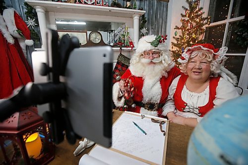 JOHN WOODS / WINNIPEG FREE PRESS
Craig and Carla Oliphant perform as Santa and Mrs Claus in their online performance at their studio in Winnipeg Tuesday, December 8, 2020. 

Reporter: Speirs