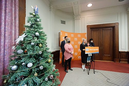 MIKE DEAL / WINNIPEG FREE PRESS
Nahanni Fontaine, NDP MLA for St Johns, and Debbie Boissoneault, President of CUPE Local 204 along with other members of the opposition NDP caucus call for support for health care workers in the NDP Caucus Office Wednesday morning.
201209 - Wednesday, December 09, 2020.
