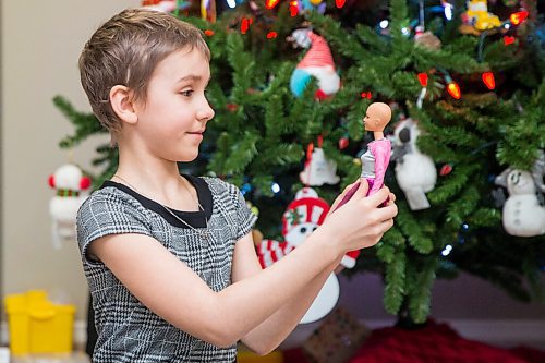 MIKAELA MACKENZIE / WINNIPEG FREE PRESS

Emily Pile, eight, with her Brave Barbie Ella at home in Winnipeg on Wednesday, Dec. 9, 2020. The Brave Barbie dolls are dolls without hair for cancer patients to relate with. For Kellen story.

Winnipeg Free Press 2020