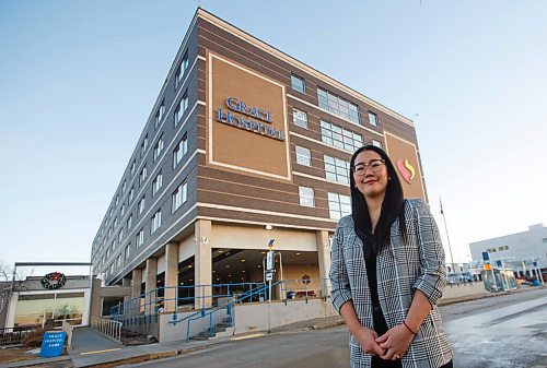 MIKE DEAL / WINNIPEG FREE PRESS
Nora Choi, researcher co-ordinator, outside Grace hospital, is working with a team of researchers from other Winnipeg hospitals co-ordinating clinical trials with COVID-19 patients.
201210 - Thursday, December 10, 2020.