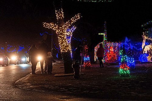 Mike Sudoma / Winnipeg Free Press
Families check out the beautiful Christmas light displays along Shorecrest Drive as a long line of traffic on Hennesey Dr waits to get their turn to drive by the displays Wednesday evening 
December 3, 2020