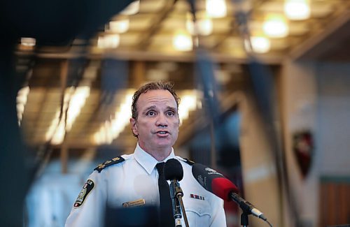 RUTH BONNEVILLE / WINNIPEG FREE PRESS

Local - Police Chief  Presser

Winnipeg Police Chief, Danny Smyth, holds press conference on the 2nd floor foyer at City Hall after police budget meetings in chamber Thursday morning. 



Dec 10h,. 2020