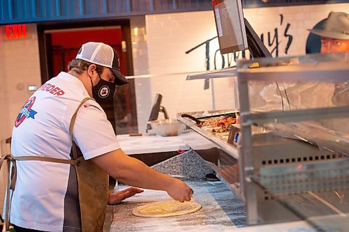 Mike Sudoma / Winnipeg Free Press
Tommys Pizzeria owner, Thomas Schenider, prepares one of his pies Wednesday evening
December 9, 2020