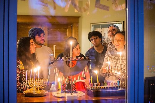 MIKAELA MACKENZIE / WINNIPEG FREE PRESS

Dia (12, left), Tovi (19), Anaya (7), Kol, Kliel, and Dorit Rose light candles on the first night of Hanukah in Winnipeg on Thursday, Dec. 10, 2020. Standup.

Winnipeg Free Press 2020