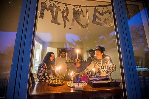 MIKAELA MACKENZIE / WINNIPEG FREE PRESS

Dia (12, left), Tovi (19), Anaya (7), Kol, and Dorit Rose light candles on the first night of Hanukah in Winnipeg on Thursday, Dec. 10, 2020. Standup.

Winnipeg Free Press 2020