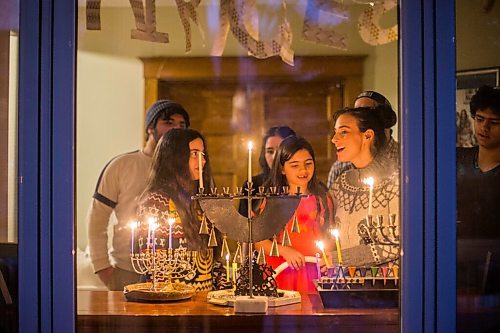 MIKAELA MACKENZIE / WINNIPEG FREE PRESS

Tovi (19, left), Dia (12), Azi (14), Anaya (7), Dorit, Kliel, and Kol (16) Rose light candles on the first night of Hanukah in Winnipeg on Thursday, Dec. 10, 2020. Standup.

Winnipeg Free Press 2020