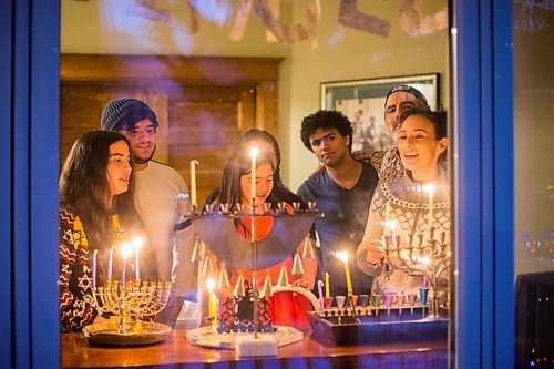 MIKAELA MACKENZIE / WINNIPEG FREE PRESS

Dia (12, left), Tovi (19), Anaya (7), Kol, Kliel, and Dorit Rose light candles on the first night of Hanukah in Winnipeg on Thursday, Dec. 10, 2020. Standup.

Winnipeg Free Press 2020