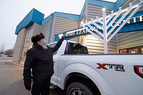 Mike Sudoma / Winnipeg Free Press
Rabbi Avraham Altein, Senior Rabbi at the Chabad Jewish Learning Centre, talks about the big truck mounted Menorah before taking to the streets with the truck to spread Chanukah cheer to those who are celebrating indoors.
December 9, 2020