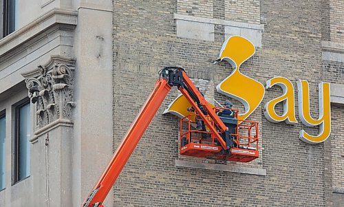 MIKE DEAL / WINNIPEG FREE PRESS
One of the signs that the Bay Downtown is gone is the removal of the logos adorning the building Friday morning.
201211 - Friday, December 11, 2020.