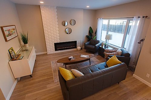 MIKE DEAL / WINNIPEG FREE PRESS
New Home
79 Crestmont Drive.
Living room
201214 - Monday, December 14, 2020.