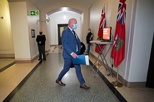 RUTH BONNEVILLE / WINNIPEG FREE PRESS

LOCAL - COVID update 

Dr. Brent Roussin, Manitoba chief public health officer, makes his way into a press conference at the Legislative Building Monday. 



Dec 14h,. 2020