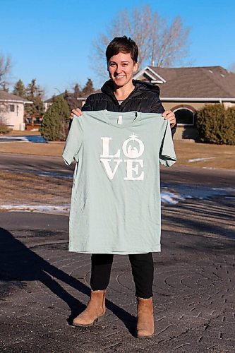 Canstar Community News Madi Penner holds a shirt from Penhouse Designs on Dec. 7. (GABRIELLE PICHE/CANSTAR COMMUNITY NEWS/HEADLINER)