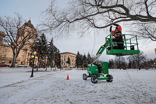 RUTH BONNEVILLE / WINNIPEG FREE PRESS

LOCAL - Standup

Crews with Lights Unlimited string Christmas lights on The Legislative Building and the surrounding trees on Monday.  

 
Dec 14h,. 2020