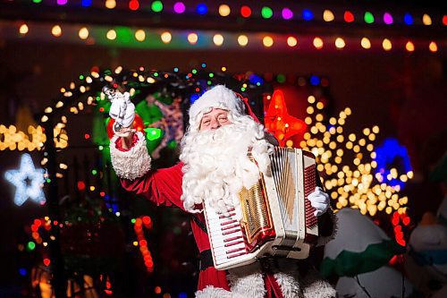MIKE SUDOMA / WINNIPEG FREE PRESS
Stan Bedernjak, aka Stanta, spreads holiday cheer in front of a brightly decorated house on Lincrest Rd Sunday evening
December 13, 2020