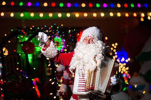 MIKE SUDOMA / WINNIPEG FREE PRESS
Stan Bedernjak, aka Stanta, spreads holiday cheer in front of a brightly decorated house on Lincrest Rd Sunday evening
December 13, 2020