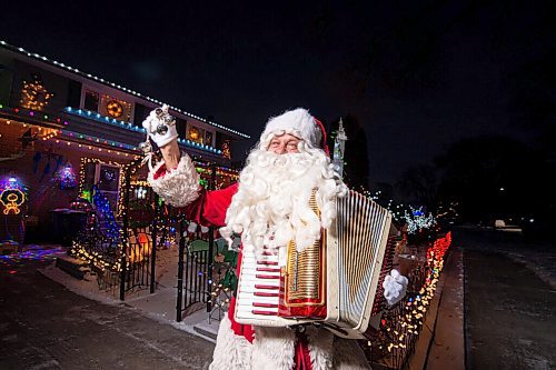 MIKE SUDOMA / WINNIPEG FREE PRESS
Stan Bedernjak, aka Stanta, spreads holiday cheer in front of a brightly decorated house on Lincrest Rd Sunday evening
December 13, 2020