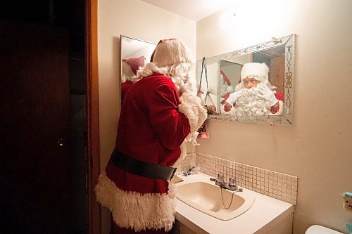 MIKE SUDOMA / WINNIPEG FREE PRESS
Stan Bedernjak, aka Stanta, gets his beard and hat ready to head out to spread some Christmas cheer Sunday evening.
December 13, 2020